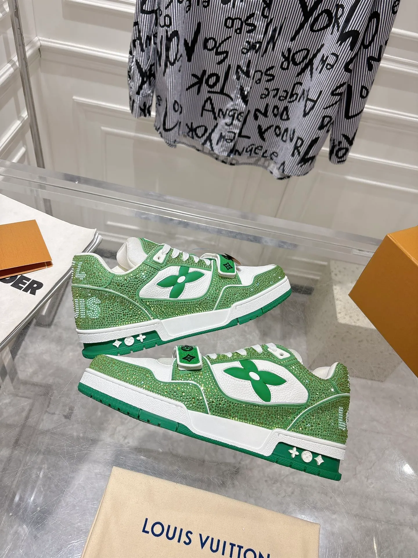 💕💕Factory direct selling price p840💕💕 Top version #couple style ⚠️ Comes with a full set of aviation box packaging ⚠️2️⃣0️⃣2️⃣5️⃣The hot LV full diamond 𝘁𝗿𝗮𝗶𝗻𝗲𝗿 series of the latest couple's sneakers, the quality has been upgraded again, the details are awesome It just doesn’t look too good! The model was sold out immediately within ten minutes of the official website going on sale. TPU outsole, mold fee is 2w+. The texture is comparable to the original version. The feet are made of polymeter micro-material and breathable British mesh. The details are the same as the original version. Please pay attention to distinguish the currency materials on the market. Size: Female 35-39, Male 39-45M